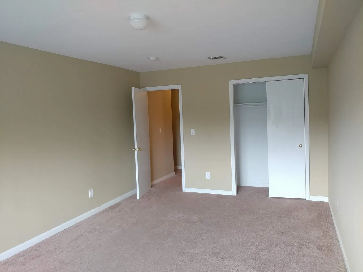 2 bed, 896 sqft, $2,200 — Photo 3