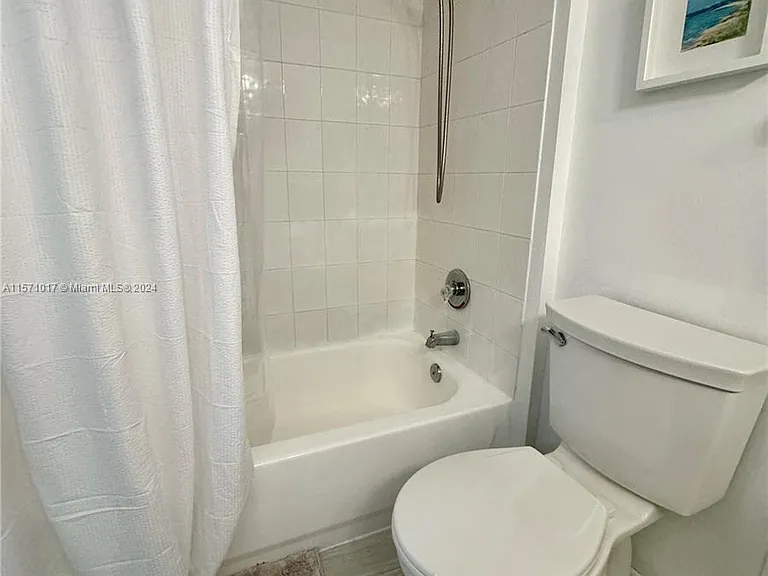 2301 Collins Ave #619 — Photo 4