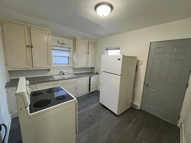 3 bed, 1.0 bath, $989 — Photo 2