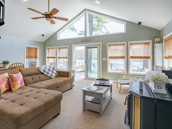 1011 Collettes Grove Road, Derry, NH 03038