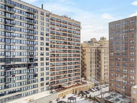5th image of 525 W Hawthorne Pl APT 1001