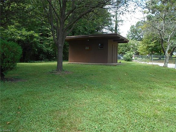 3rd image of 606 Parkway Blvd