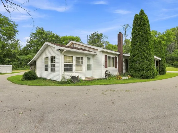 2899 Tanner Lake Rd, Hastings, MI 49058