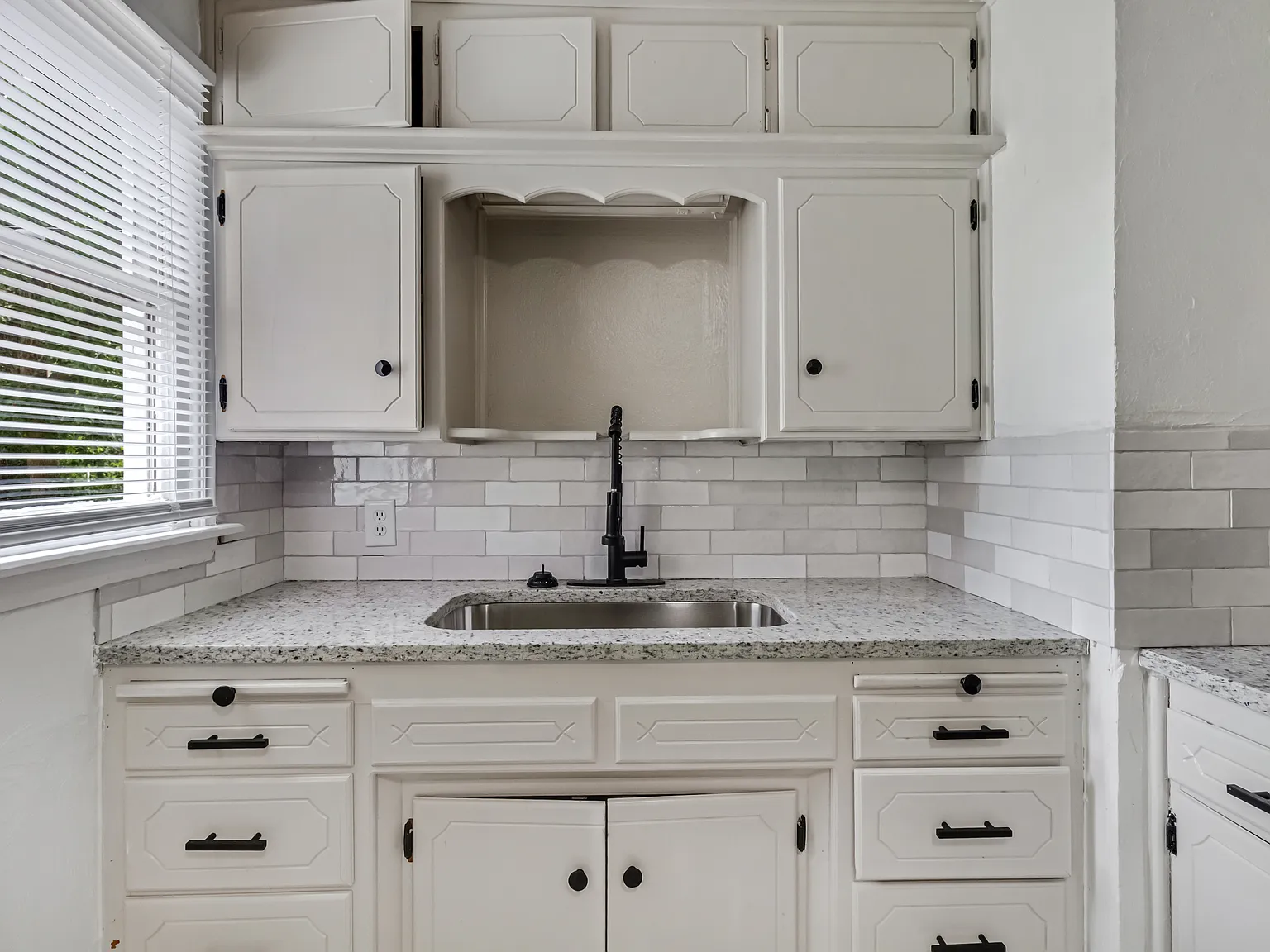 3 bed, 984 sqft, $1,600 — Photo 2