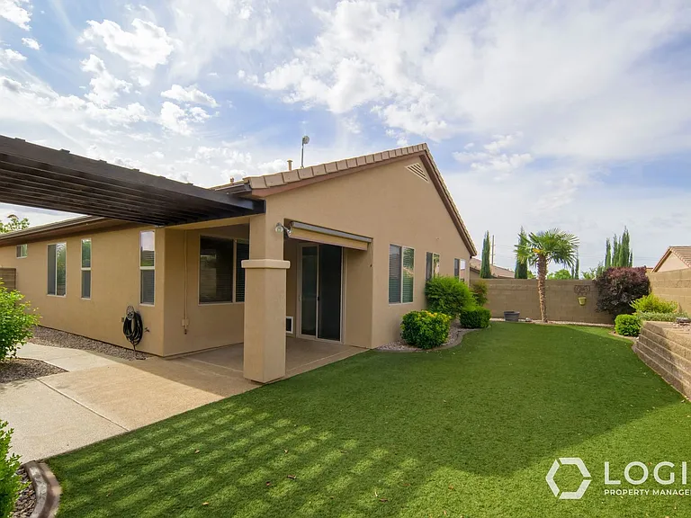 2445 E White Horse Dr — Photo 2