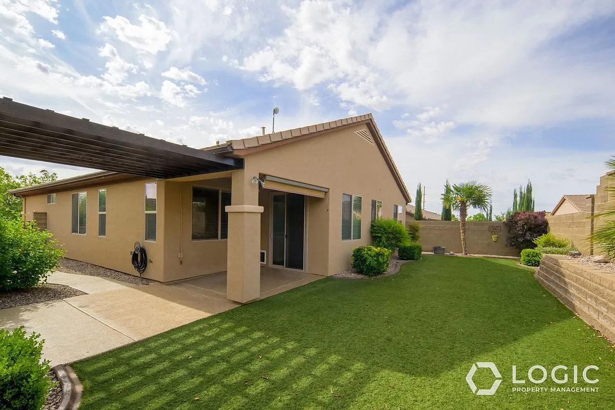 Building Photo - 2445 E White Horse Dr