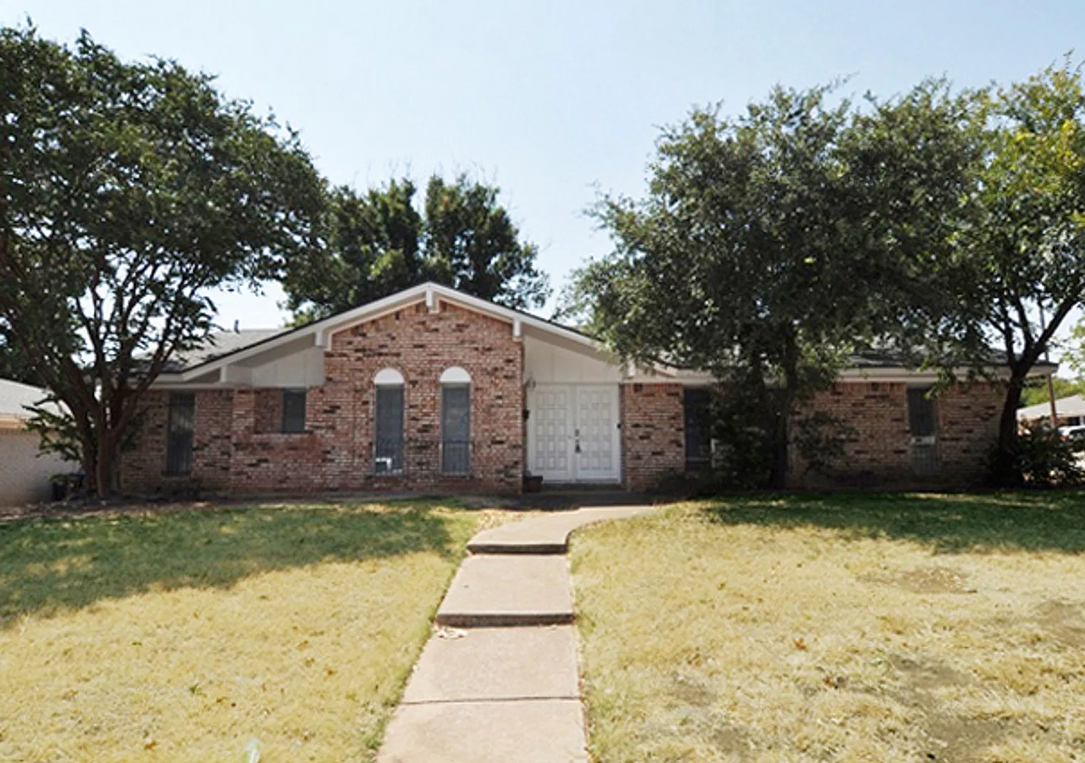 Available Now - Spacious 3-2-2 On Expansive Corner Lot With Hard Surface Flooring Throughout! — Photo 2