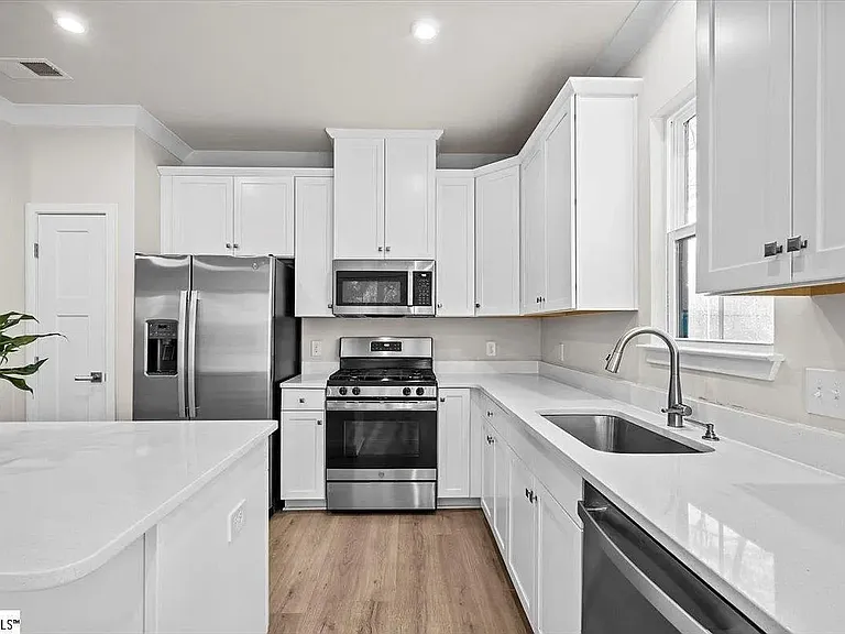 73 Connaught Ct — Photo 9