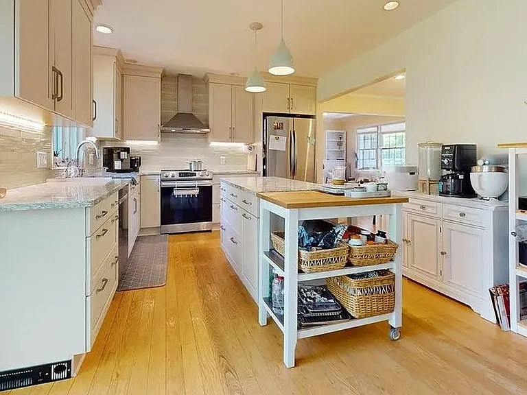 118 Simsbury Dr — Photo 2