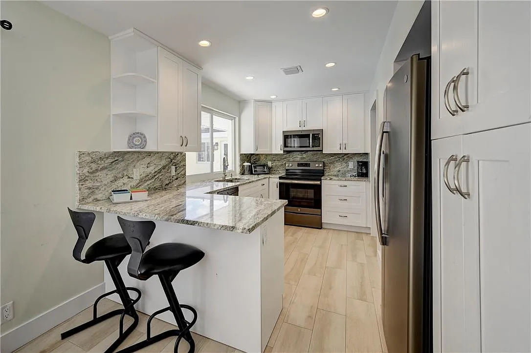 3 bed, 2.0 bath, 1610 sqft, $6,950 — Photo 4