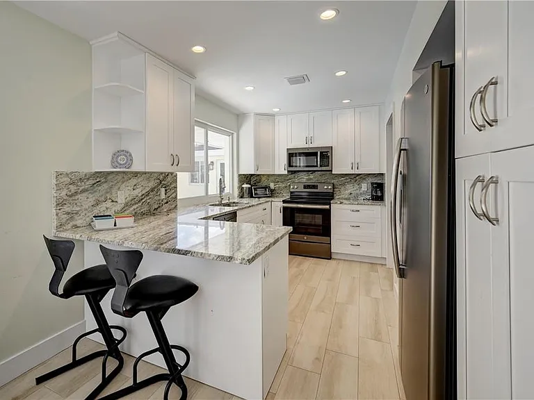 840 SW 7th St — Photo 4