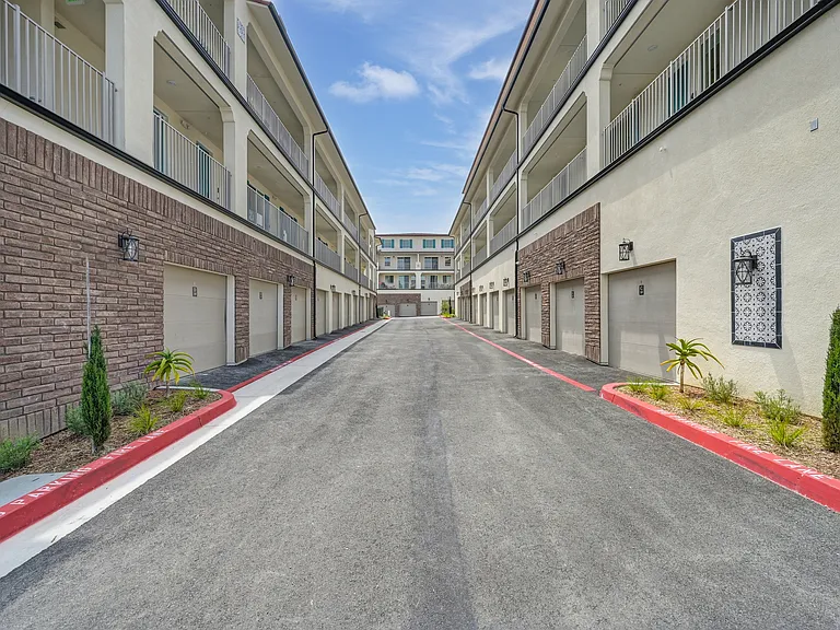 The Commodore Apartments — Photo 11