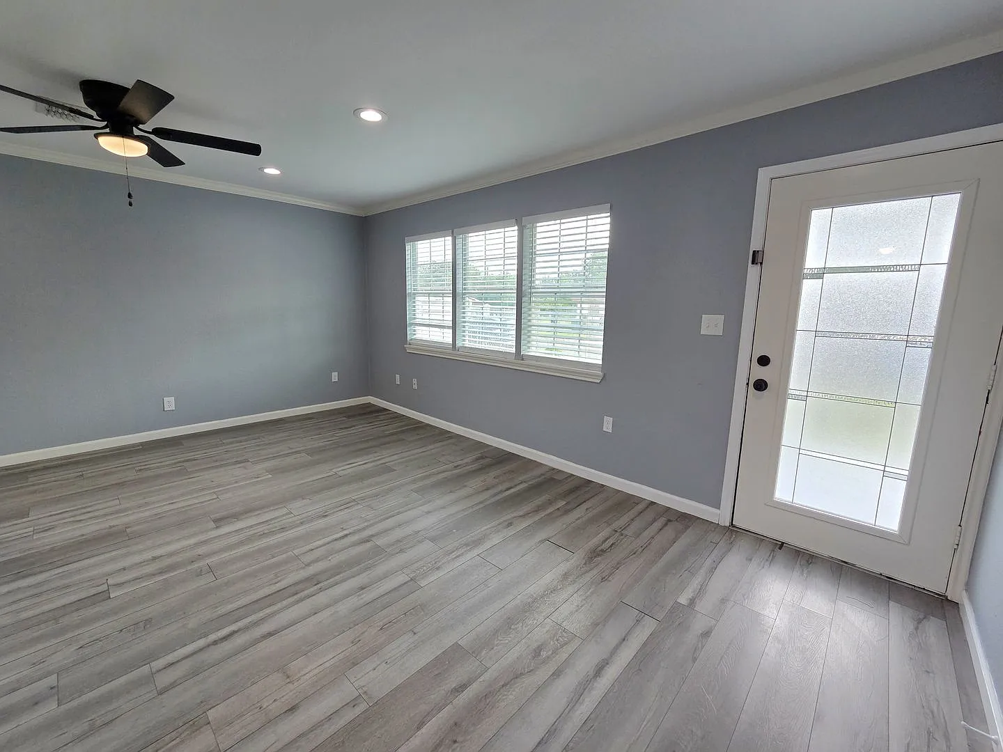 Beautifully Remodeled 3bd/2bth Home On A Large Lot! - Move In Special — Photo 3