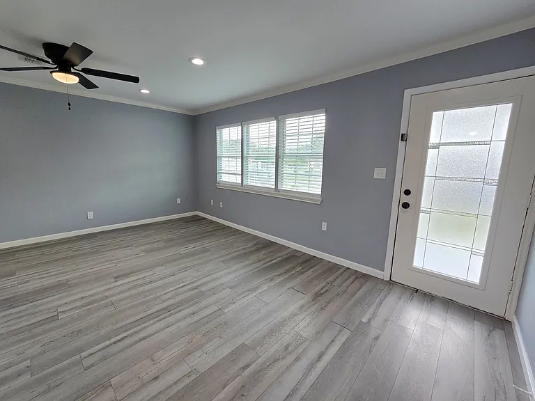 718 Lozano St — Photo 3