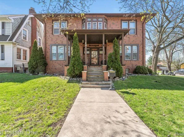 97 Vinewood St, Wyandotte, MI 48192