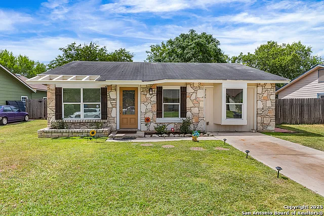 3 bed, 1.0 bath, 1172 sqft, $1,550 — Photo 1