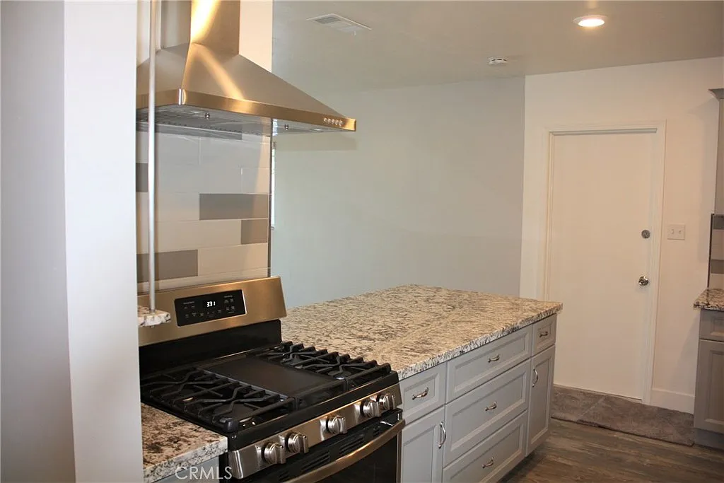 3 bed, 1123 sqft, $3,200 — Photo 4