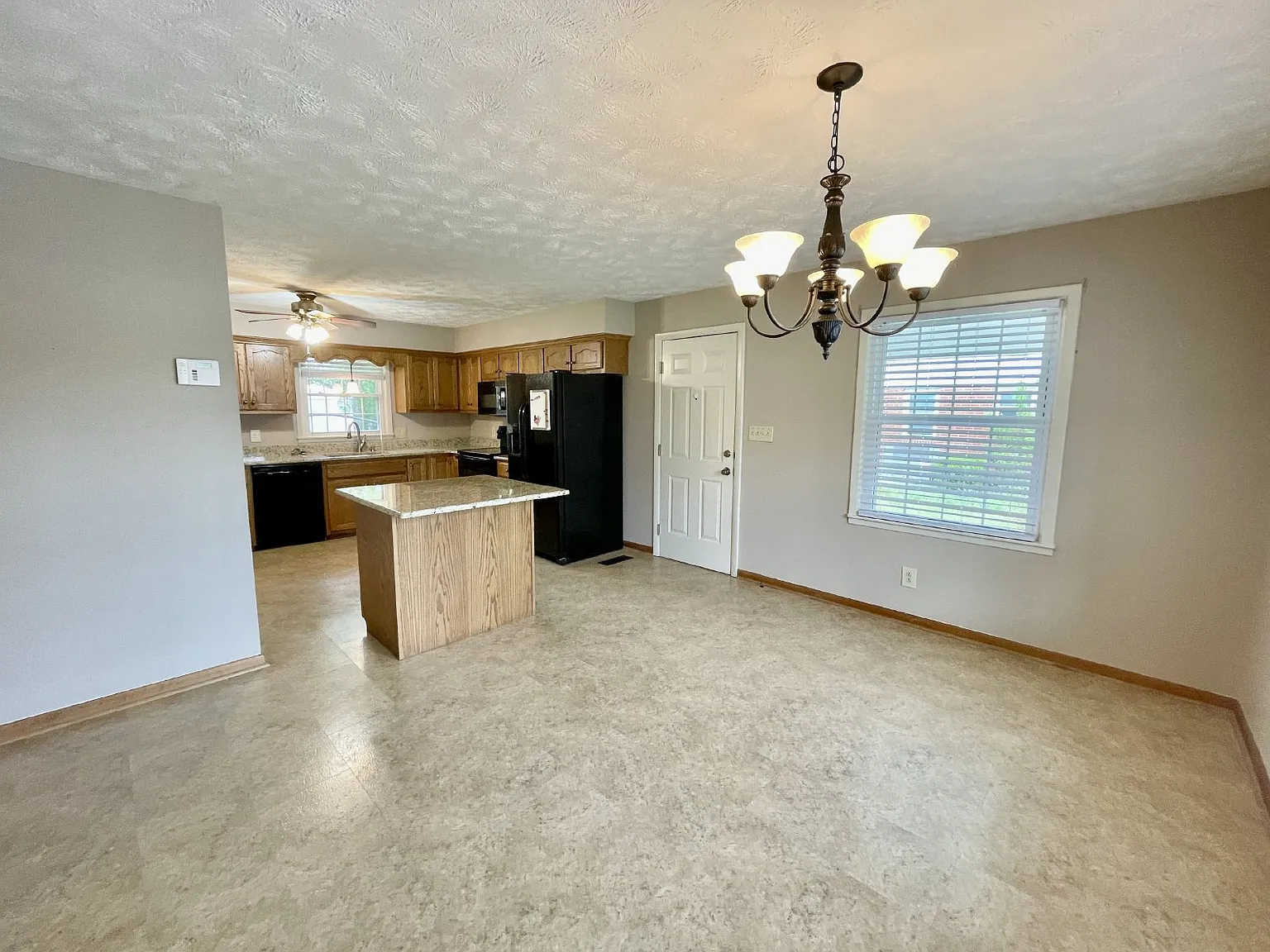 3 bed, 1.5 bath, 1331 sqft, $1,400 — Photo 4