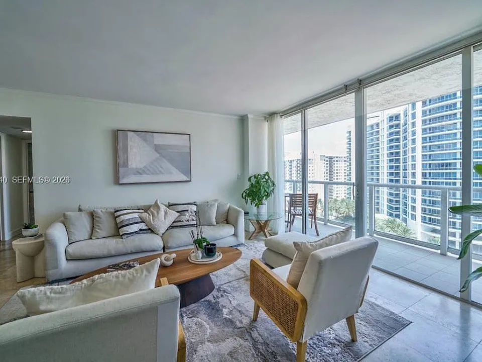 5900 Collins Ave #1406
