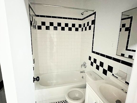3rd image of 1727 2nd Ave APT 3RN