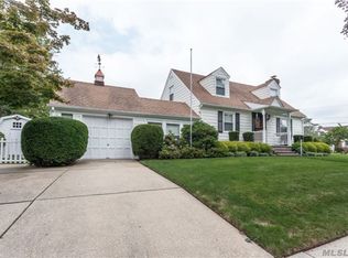 27 Norton Ave, New Hyde Park, NY 11040