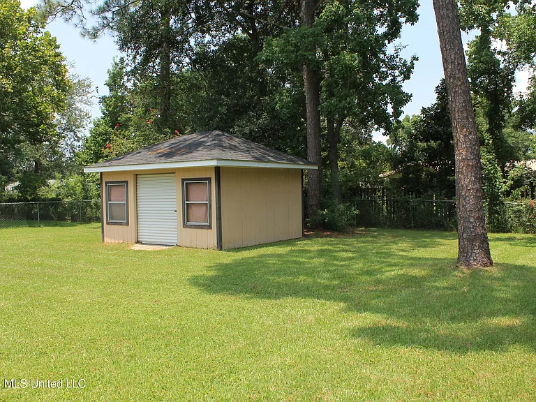 218 Alverado Dr — Photo 15
