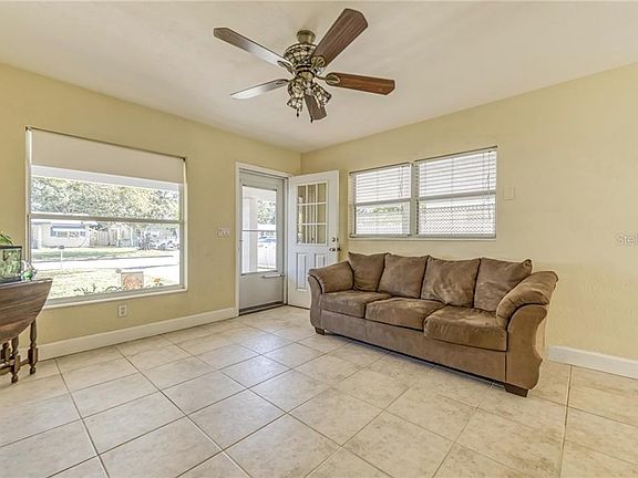 5th image of 917 Freemont St S