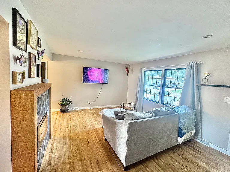 319 E 100th Ter — Photo 13