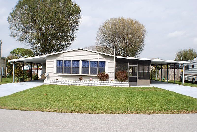 3/2.5 Waterfront home w/dock, ramp, boathouse, fish cleaning station and more!