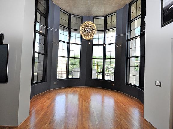3rd image of 1005 S Shepherd Dr APT 212