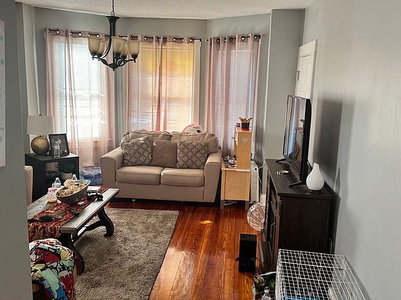 3rd image of 136 Dartmouth St