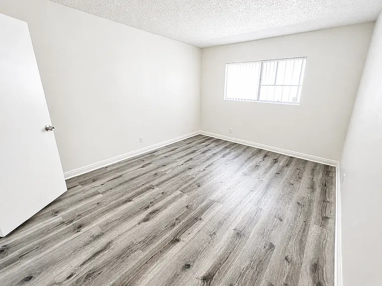 4648 Fulton Ave — Photo 7