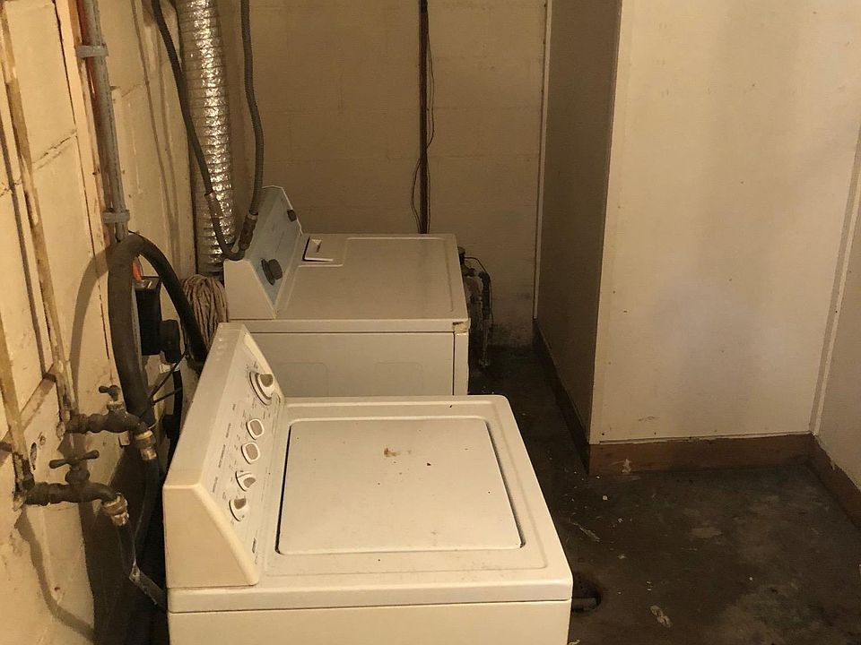 Washer dryer in unit! (downstairs).