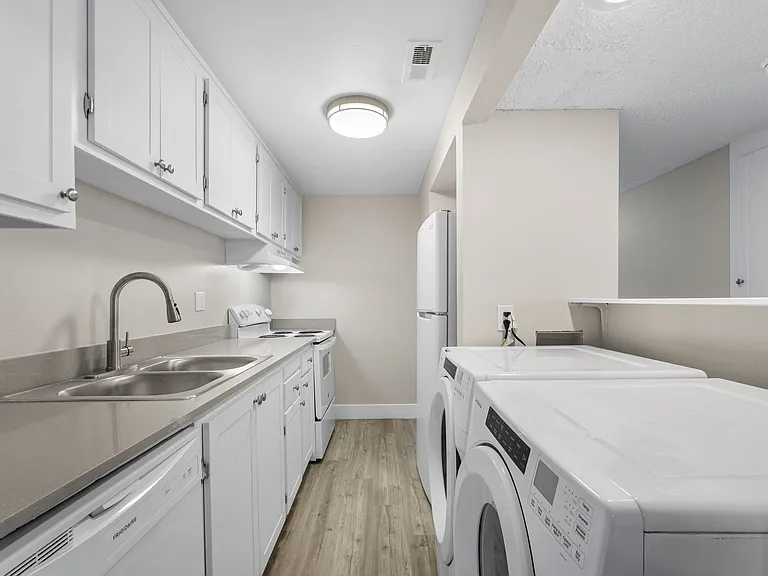 Sherwood Forest Apartments — Photo 12