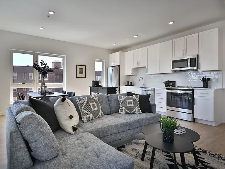 231 W Johnson Street — Photo 24