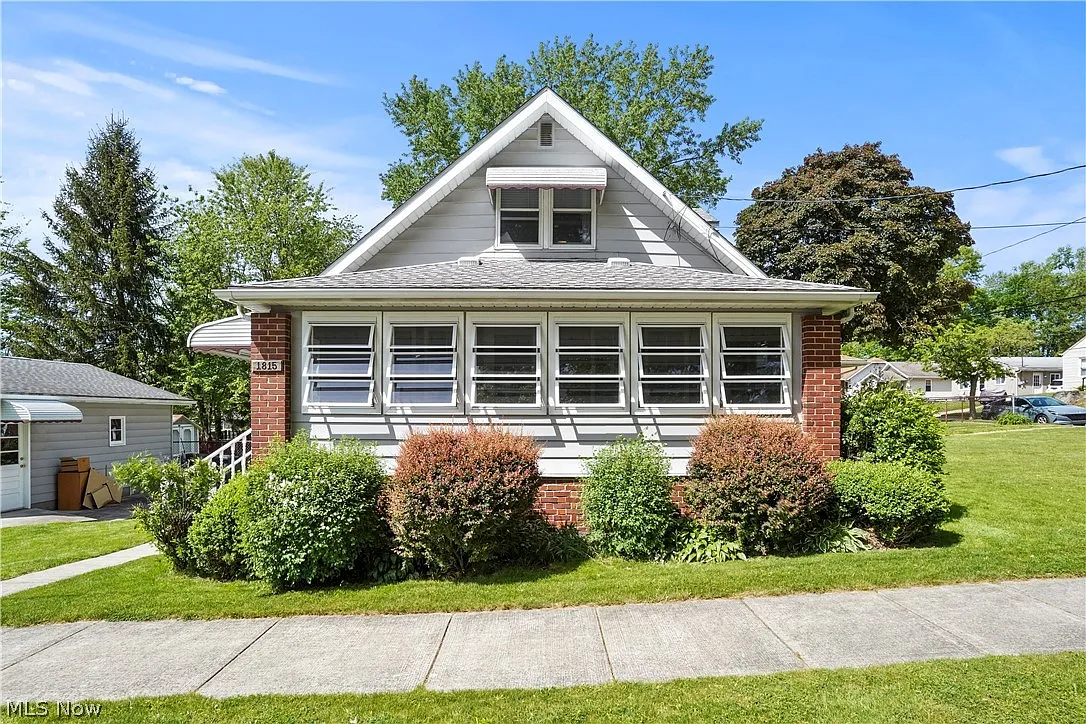 1815 Daniels Ave photo 1