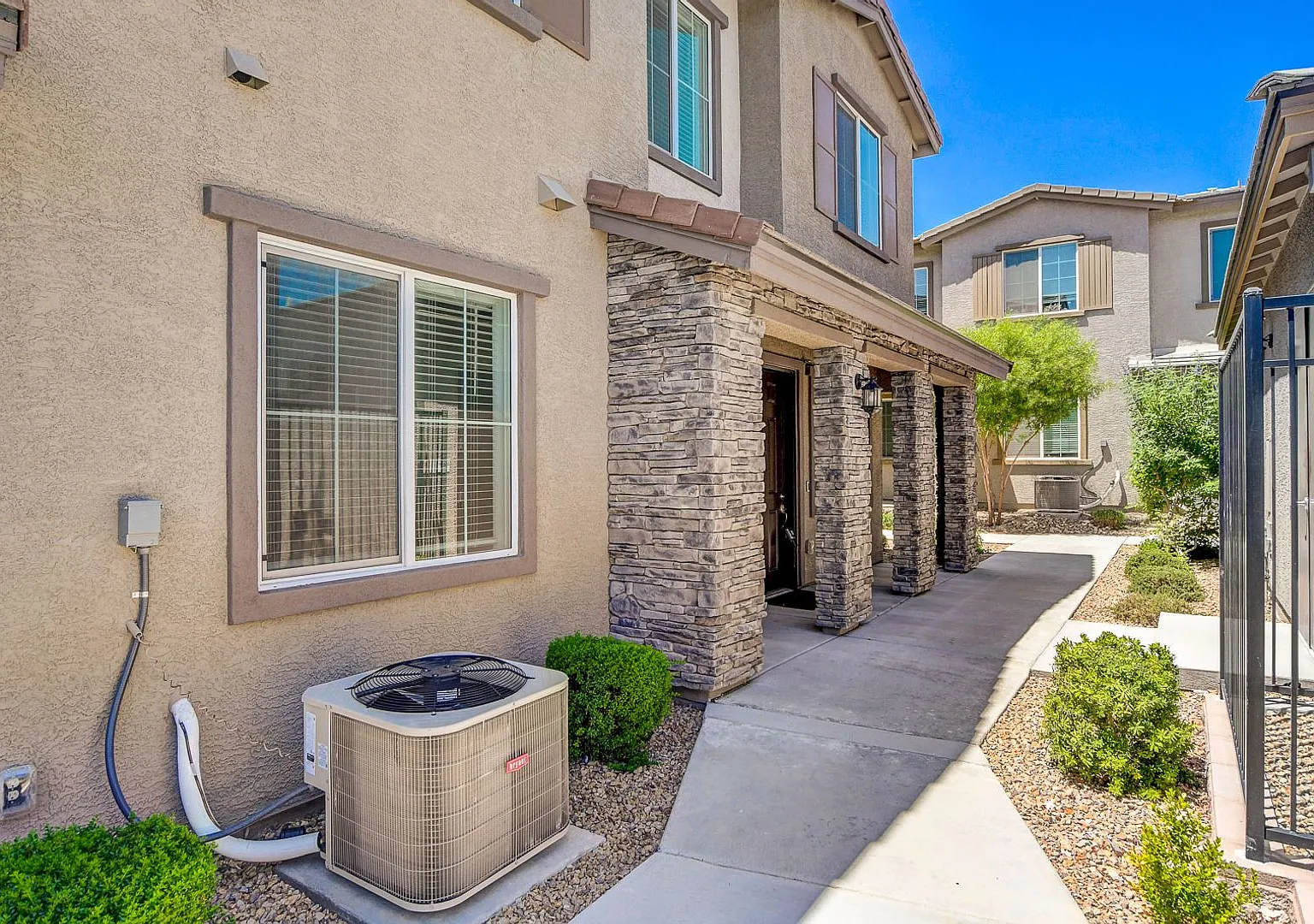3 Bedroom townhome with Elevator! — Photo 4