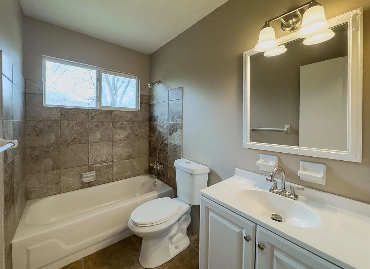 3 bed, 987 sqft, $1,750 — Photo 3