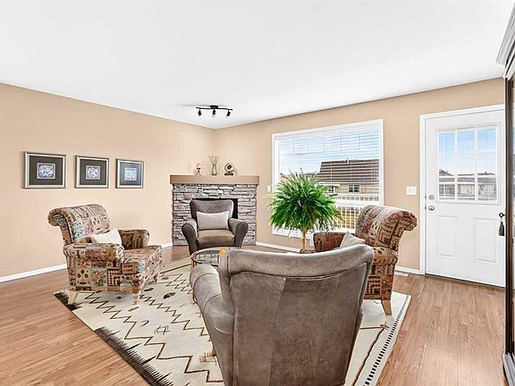 3rd image of 413 W Jenkins Dr