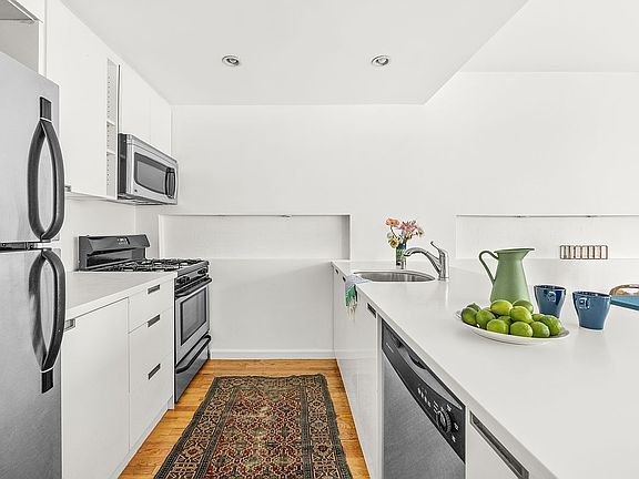 4th image of 34 Crooke Ave APT 1C