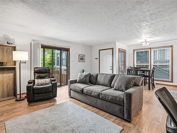 4th image of 320 Spring Run Dr