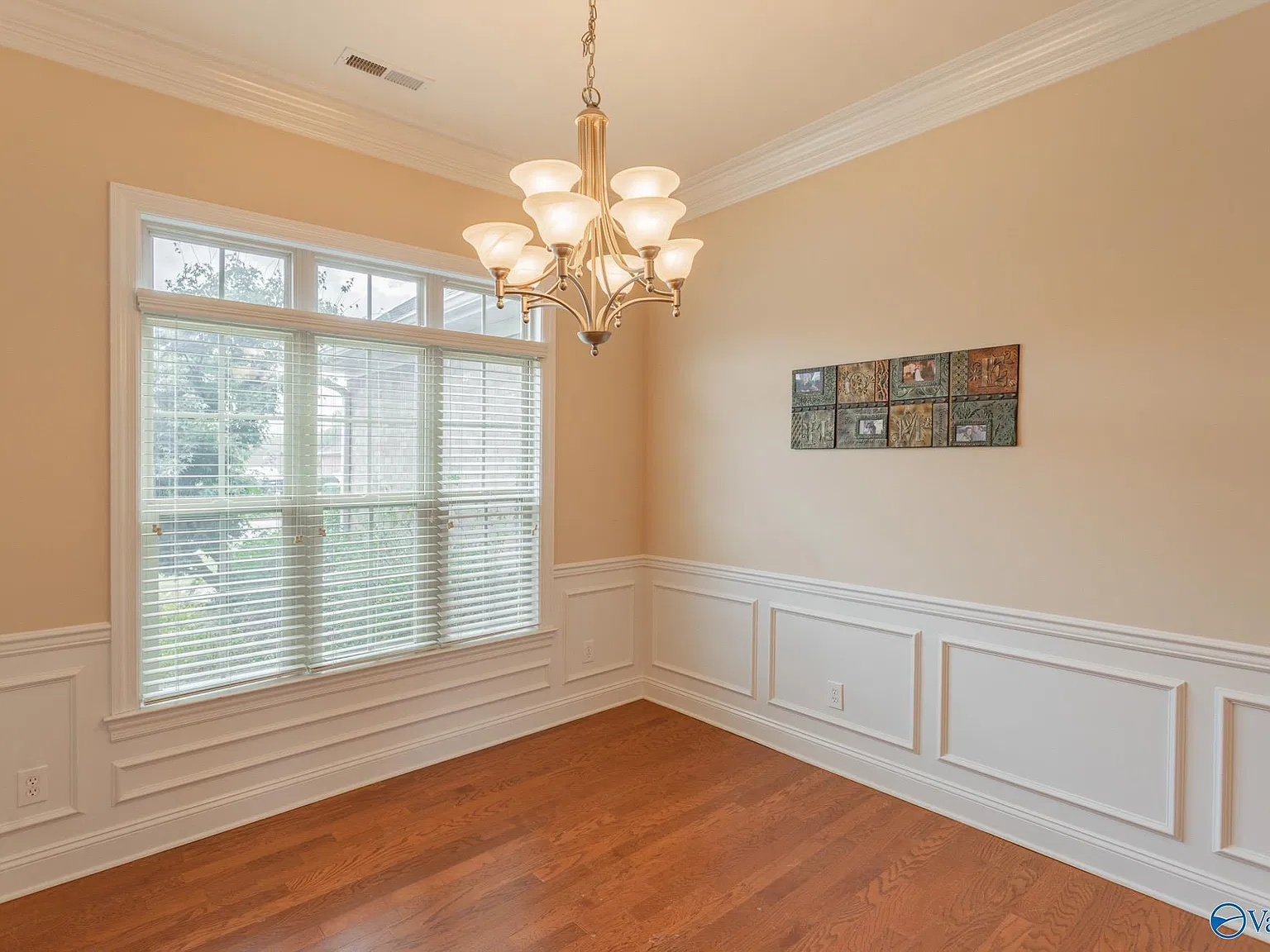4 bed, 2.0 bath, 2303 sqft, $2,400 — Photo 3