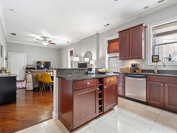 5th image of 1615 N Wood St APT 2R