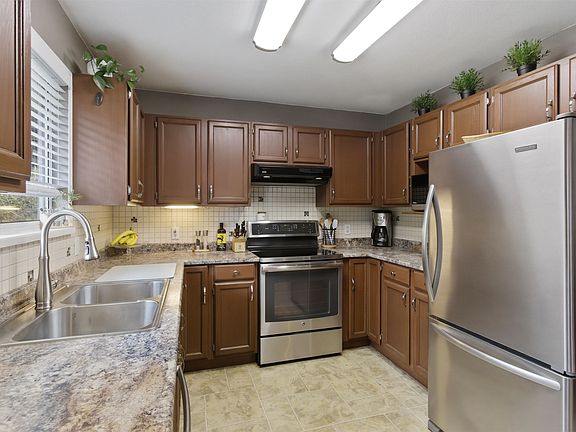 3rd image of 20492 Walnut Cres