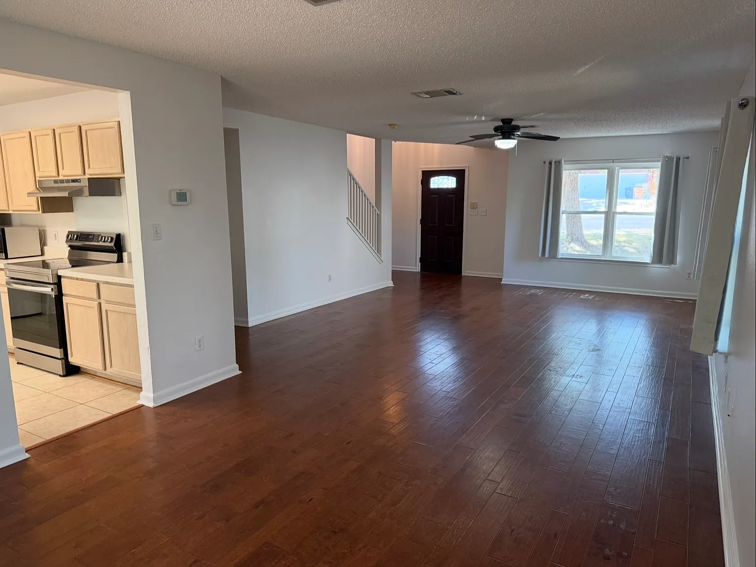 3 bed, 2.5 bath, 2136 sqft, $2,800 — Photo 2