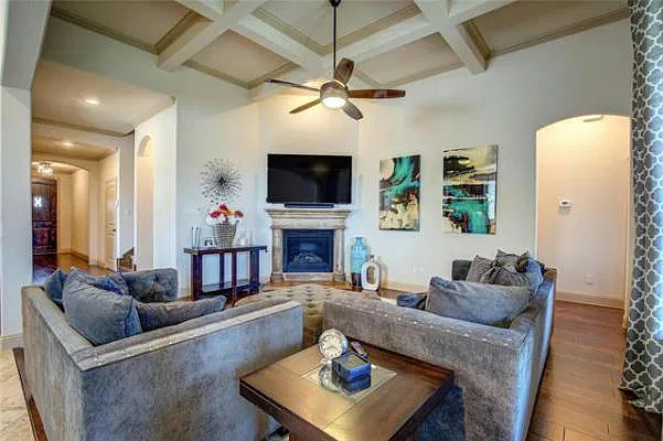 3 bed, 2331 sqft, $2,950 — Photo 3
