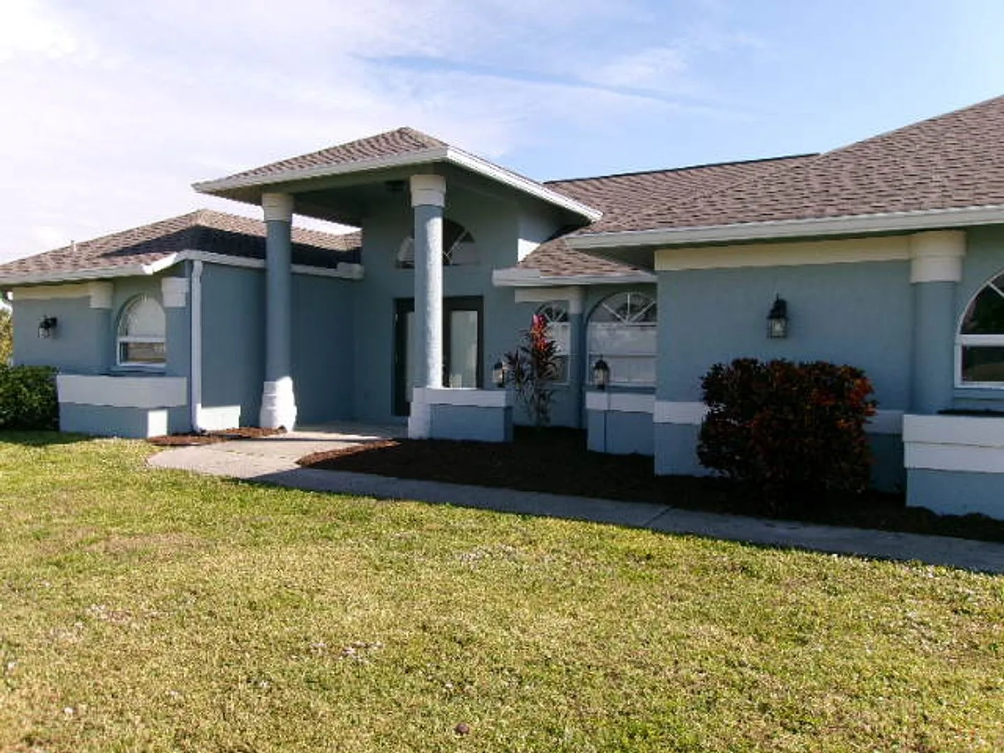 NW Spacious 3/2/2 on Saltwater Canal-Fish off the Dock! — Photo 2