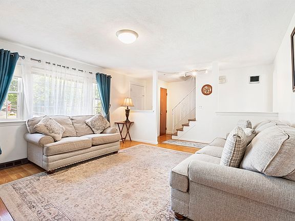 3rd image of 156 Old St Unit 156