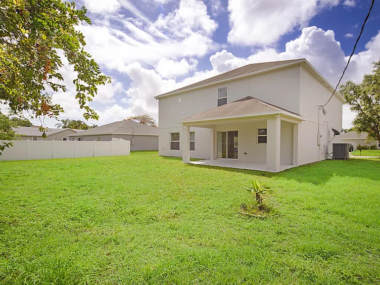 617 SE Karrigan Ter — Photo 42