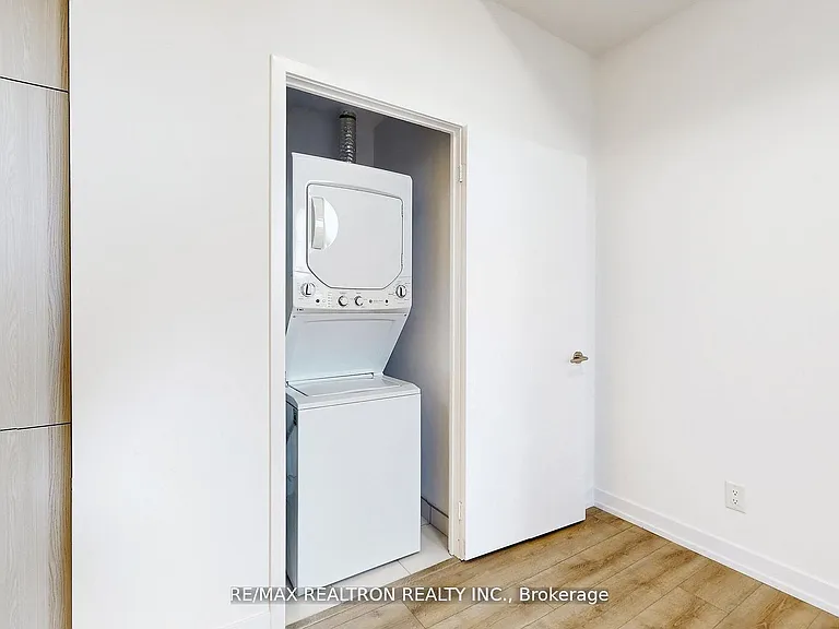 500 Dupont St #301 — Photo 41